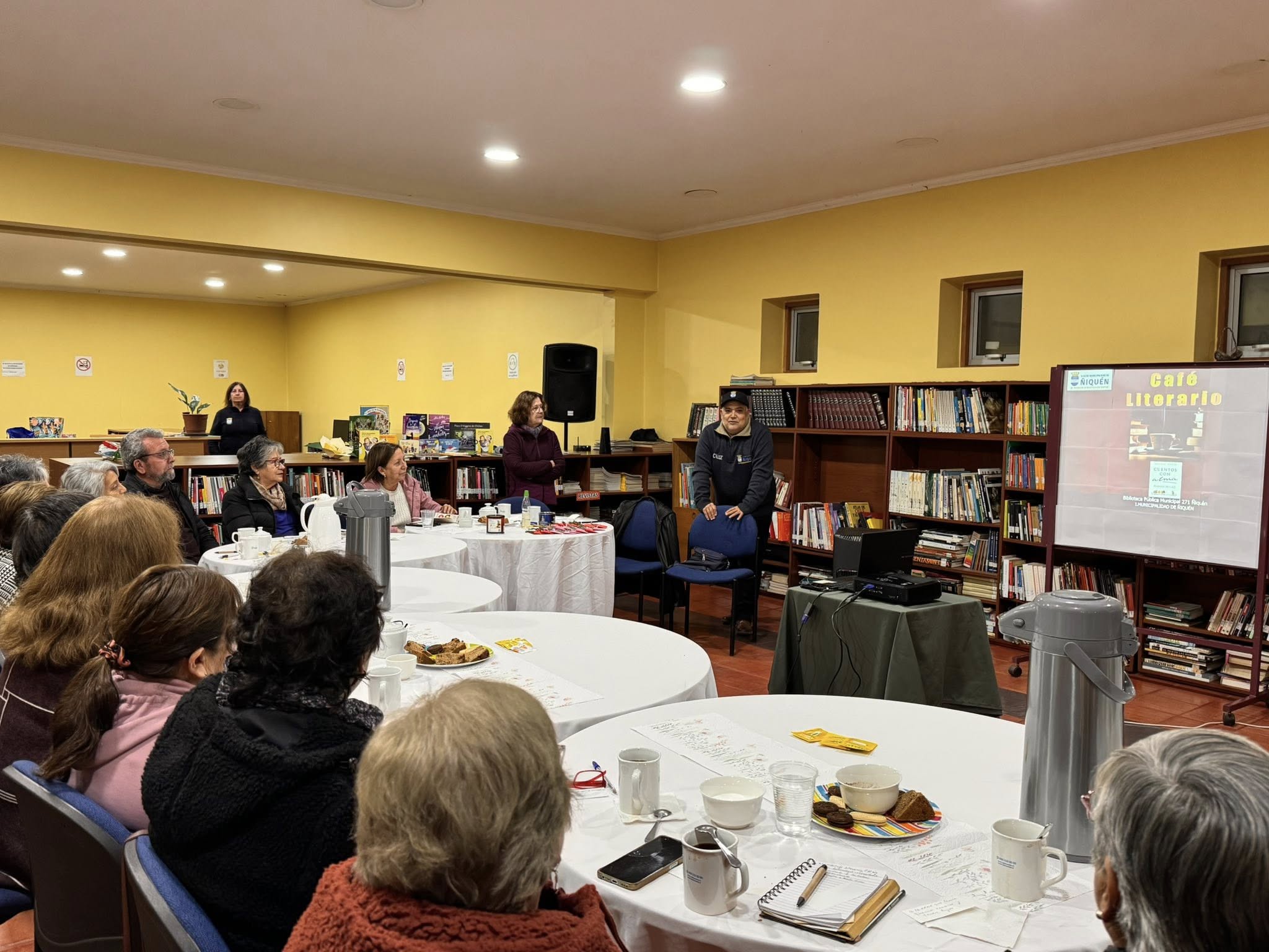 ¡ASÍ SE VIVIÓ NUESTRO 1° CAFÉ LITERARIO EN ÑIQUÉN!.-