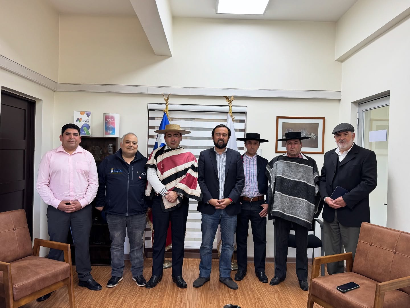 𝐀𝐋𝐂𝐀𝐋𝐃𝐄 𝐌𝐀𝐔𝐑𝐈𝐂𝐈𝐎 𝐂𝐀𝐓𝐎𝐍𝐈 𝐉𝐔𝐍𝐓𝐎 𝐀𝐋 𝐂𝐋𝐔𝐁 𝐃𝐄 𝐇𝐔𝐀𝐒𝐎𝐒 𝐃𝐄 Ñ𝐈𝐐𝐔É𝐍 𝐒𝐄 𝐑𝐄Ú𝐍𝐄𝐍 𝐂𝐎𝐍 𝐆𝐎𝐁𝐄𝐑𝐍𝐀𝐃𝐎𝐑 𝐑𝐄𝐆𝐈𝐎𝐍𝐀𝐋 𝐃𝐄 Ñ𝐔𝐁𝐋𝐄.-